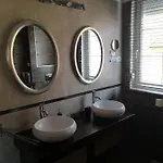 Hotello Apartmanhaz Es Panzio Lägenhet *