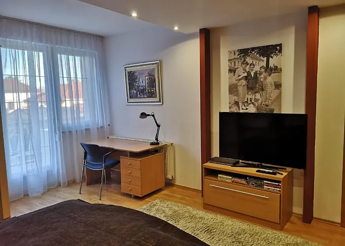 Hotello Apartmanhaz Es Panzio
